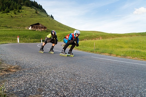 Emilie Sadoux en descente sur ses rollers.