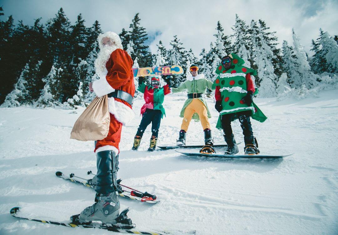 pere-noel-christmas-montagne