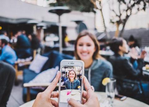 La loi encadrant le travail des mineurs influenceurs définitivement adoptée par le Parlement