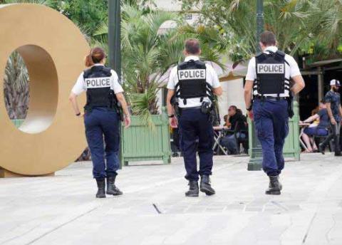 La police attire de plus en plus