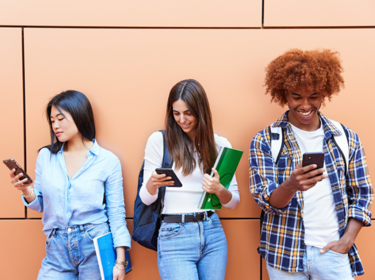 Jeunes accoudé au mur