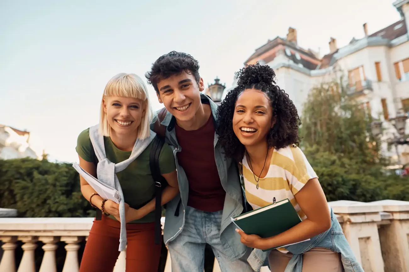 un groupe d'étudiants souriants