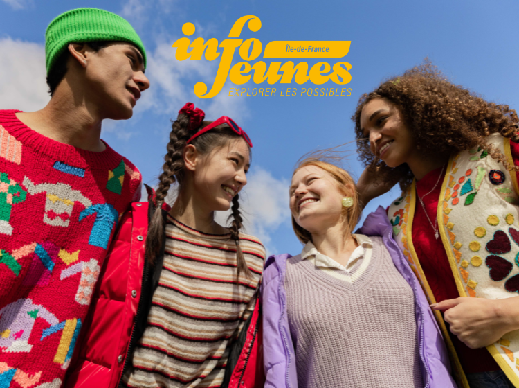 un groupe de jeunes qui sourient