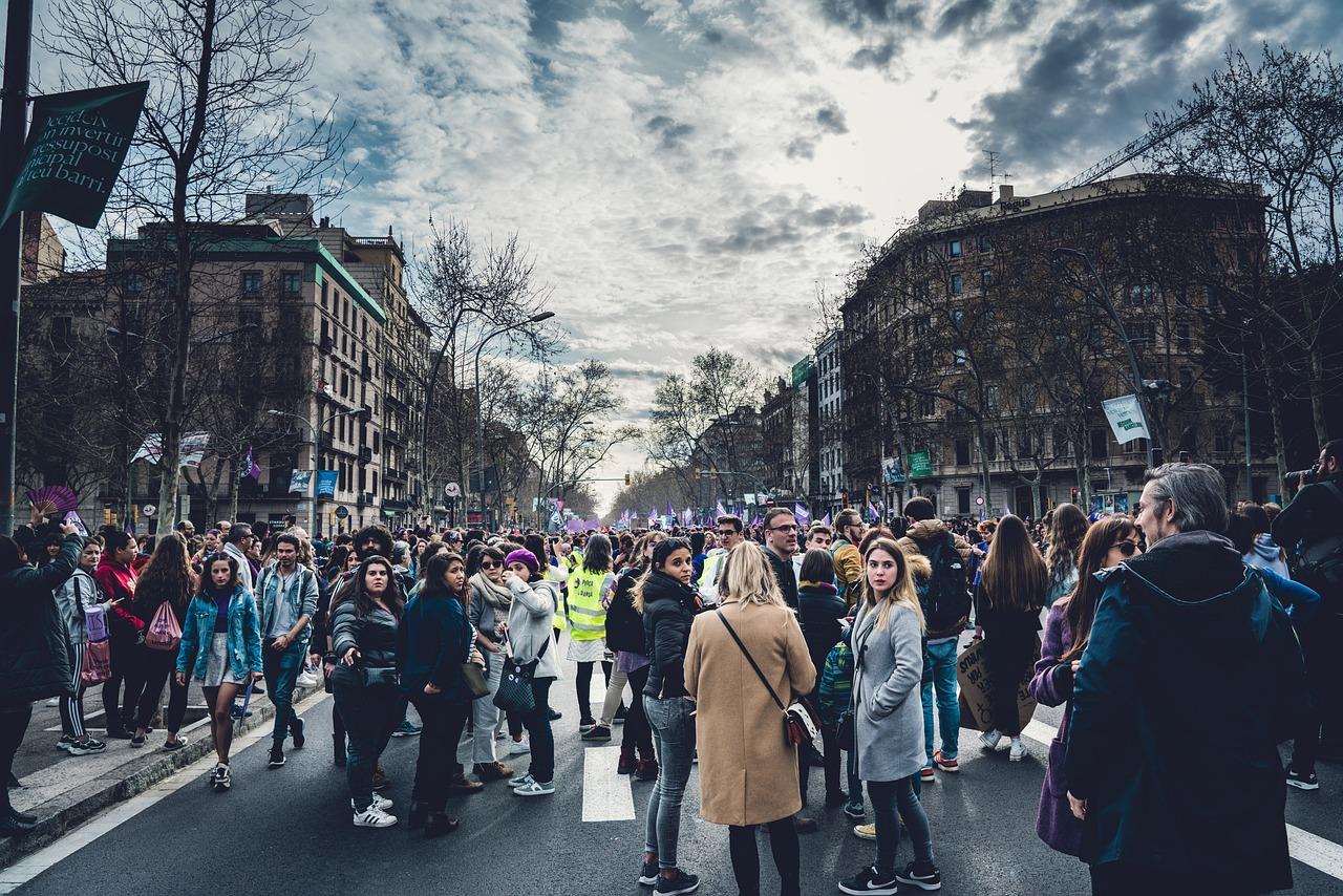 Groupes de personnes manifestant en ville